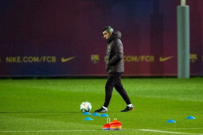 Ernesto Valverde, en el último entrenamiento del Barça en la Ciutat Esportiva Joan Gamper.-JORDI COTRINA