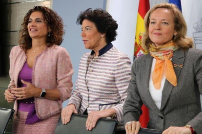 Las ministras Montero, Celáa y Calviño.-ACN / ROGER PI DE CABANYES