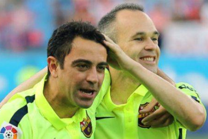Xavi e Iniesta, emocionados, al lograr el título de Liga en el Calderón.-Foto: AFP / CÉSAR MANSO