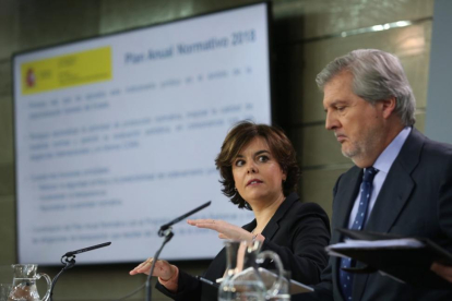 Íñigo Méndez de Vigo y Soraya Saénz de Santamaría en la rueda de prensa posterior al Consejo de Ministros.-DAVID CASTRO