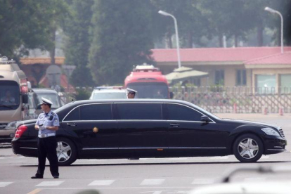 El sedan negro  en el que supuestamente viaja el lider norcoreano Kim Jong-un abandona el aeropuerto internacional de Pekín.-EFE