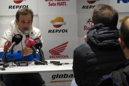 Alberto Puig, jefe deportivo de Honda, ha agradecido la caballerosidad de Jorge Lorenzo.-EMILIO PÉREZ DE ROZAS