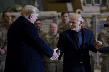 El presidente de los Estados Unidos, Donald Trump y el de Afaganistán, Ashraf Ghani.-AFP
