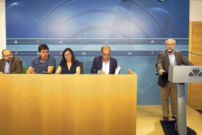 García, Gascón (IU), Domínguez (Podemos), Briones (PSOE) y Ayllón, ayer en la presentación de la denuncia.-- ICAL