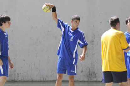 Un jugador de la concentración de la Federación Española durante un entrenamiento. / ÚRSULA SIERRA-