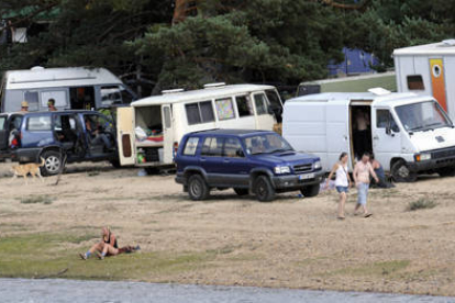 Los participantes en la acampada ocupan Pinar Grande con sus coches. / A. M.-