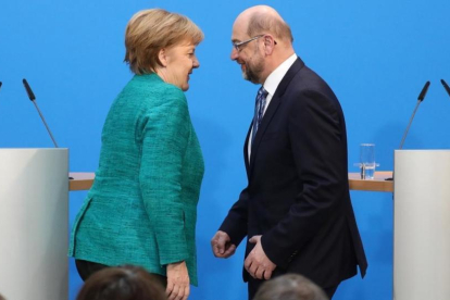 Angela Merkel y Martin Schulz, tras la rueda de prensa de presentación del acuerdo de gobierno, en Berlín.-AFP / KAY NIETFELD