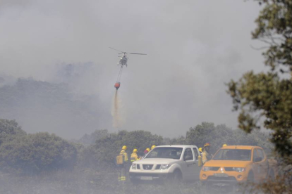Un momento del incendio declarado el 12 de julio de 2011, en la sierra del Almuerzo.-ÚRSULA SIERRA