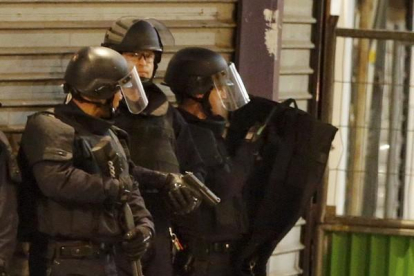 Agentes de las fuerzas especiales rodean el edificio donde se han atrincherado los terroristas, en Saint-Denis.-REUTERS / CHRISTIAN  HARTMANN