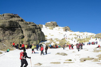 La cima de los Picos de Urbión se llenaron de montañeros-A. Martínez