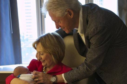 Hillary y Bill Clinton, con su nieto.-Foto: EL PERIÓDICO