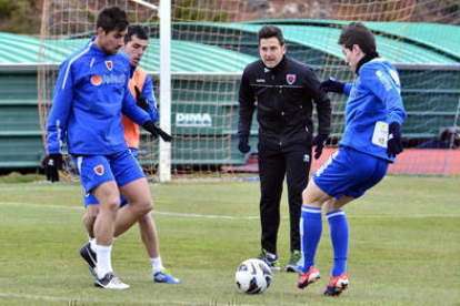 Juan Carlos Moreno junto a Bonilla en un entrenamiento de esta temporada. / ÁLVARO MARTÍNEZ-