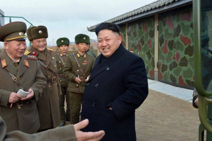 Kim Jong-un visita a una unidad del Ejército de Corea del Norte, este lunes.-Foto: AFP / KNS