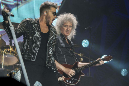 Queen, con Adam Lambert como vocalista, y Brian May, en mayo del 2016 en Barcelona.-FERRAN SENDRA