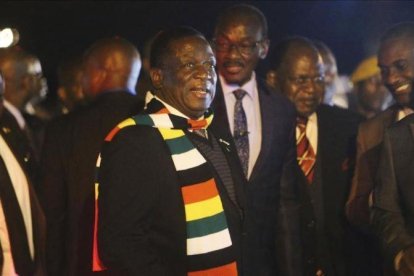 El presidente de Zimbabue Emmerson Mnangagwa, a su regreso anticipado a Harare por el estallido de las protestas.-AP