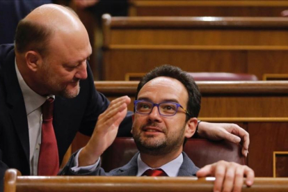 Antonio Pradas, de pie, conversa con el líder del grupo parlamentario del PSOE, Antonio Hernando, en el hemiciclo.-JUAN MANUEL PRATS
