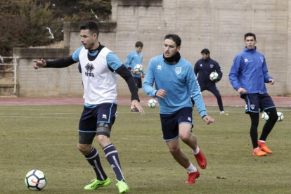 Elgezabal, en el entrenamiento de ayer en el anexo de Los Pajaritos con Manu del Moral, será titular ante el Cádiz.-Luis Ángel Tejedor