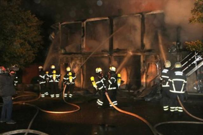 Incendio en un centro de acogida de refugiados de Sülldorf, en Hamburgo, el pasado día 17.-EFE / SEBASTIAN PETERS / CITYNEWSTV