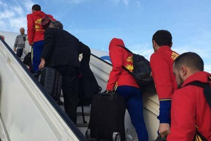 La selección española de regresando al avión.-