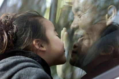 Una joven surcoreana se despide de un familiar que regresa a Corea del Norte, en el 2000. La natalidad en el país es de las más bajas del mundo.-DAVID GUTTENFELDER / AP