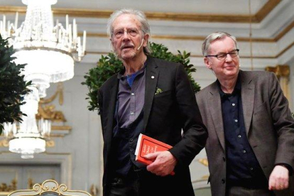 El escritor Peter Handke (izquierda) junto al académico Anders Olson, durante la rueda de prensa en la Academia Sueca de Estocolmo-