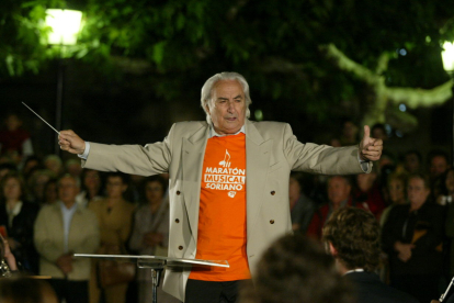 Odón Alonso, batuta en mano, en la celebración del Otoño Musical Soriano de 2003. HDS