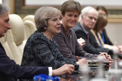May conversa con el presidente chino Xi Jinping (fuera de imagen) durante un encuentro bilateral en la cumbre del G-20, este lunes.-EFE / ETIENNE OLIVEAU