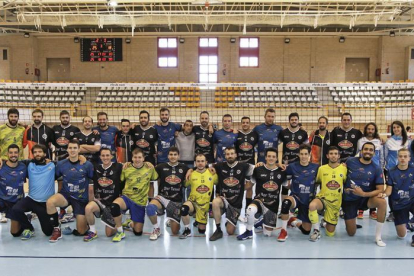 El Río Duero y el Sporting posan juntos a la finalización del partido que los enfrentó en el Torneo de voleibol de San Saturio.-MARIO TEJEDOR