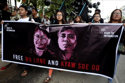 Manifestantes marchan en solidaridad de los dos periodistas encarcelados en Birmania.-ANN WANG (REUTERS)