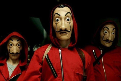 Atracadores de la serie La casa de papel, con máscaras inspiradas en el bigote de Dalí.-ACN / ANTENA 3