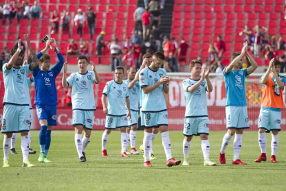 Los jugadores del Numancia saludan a los aficionados rojillos presentes en el Nou Estadi.-AREA 11
