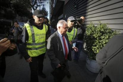 El tesorero de CDC, Andreu Viloca , escoltado por la Guardia Civil.-DANNY CAMNINAL