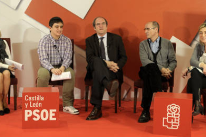 De izquierda a derecha, Amelia Moyano, Álvaro Prieto, Ángel Gabilondo, José Luis Hernando y Rita López. / ÚRSULA SIERRA-