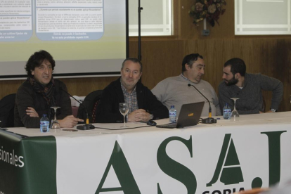 Juan Francisco Barcones, Donaciano Dujo, Carmelo Gómez y Alejandro Aguado durante la charla sobre la PAC.-LUIS ÁNGEL TEJEDOR