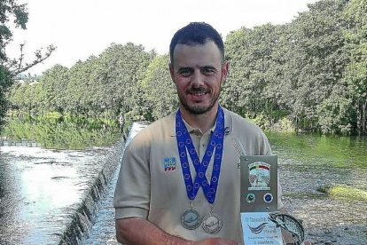 Rubén Santos Becerra muestra las dos medallas del Europeo-EL MUNDO