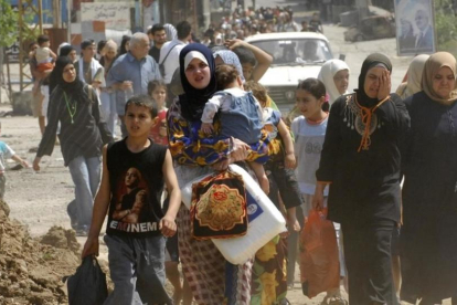 Refugiados palestinos en Líbano huyen de los combates en el 2007.-STR
