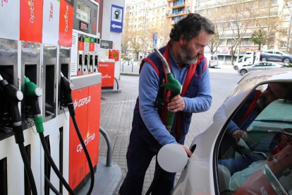 Un conductor reposta en una gasolinera.-RICARD CUGAT