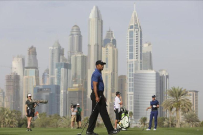 Woods, en un momento de su recorrido, con el 'skyline' de Dubai al fondo.-KAMRAN JEBREILI / AP