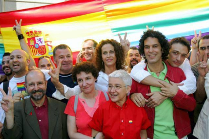 El colectivo homosexual celebró con una marcha, en Madrid, en junio del 2005, la aprobación de la ley que permite las bodas entre personas del mismo sexo. PEDRO ARMESTRE | AFP