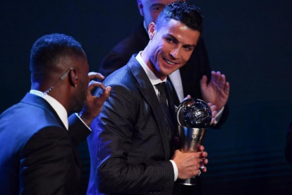 Cristiano Ronaldo, con el trofeo The Best que otorga la FIFA al mejor del 2017, el pasado 23 de octubre.-AFP