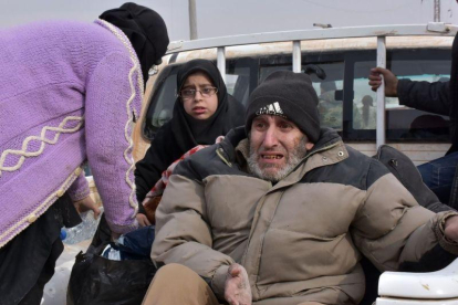 Familias sirias huyen de Alepo.-GEORGE OURFALIAN / AFP