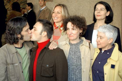 El concejal socialista del Ayuntamiento de Madrid, Pedro Zerolo (i), besa a su pareja, Jesús Santos, ante la presidenta de la Coordinadora de Gays, Lesbianas, Transexuales y Bisexuales de Madrid (COGAM), Boti García Rodrigo (d) y su novia, la presidenta de la Federación Estatal de Lesbianas, Gays, Transexuales y Bisexuales (FELGT), Beatriz Gimeno (2d), durante la presentación de solicitud para contraer matrimonio en el Registro Civil, en octubre del 2003. Angel Díaz | EFE