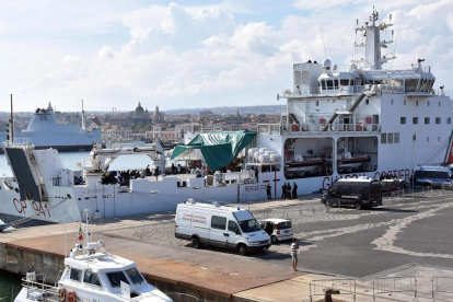 Miembros de la policía italiana patrullan en el puerto de Catania esperando el permiso para el desembarco de 177 migrantes a bordo del barco Diciotti.-EFE / ORIETTA SCARDINO