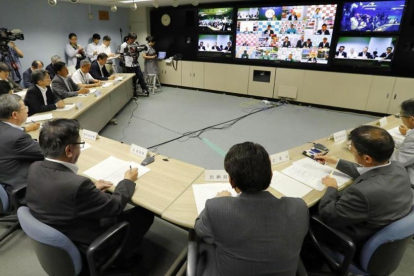 El gobierno de la isla de Hokkaido se reúne en una teleconferencia tras el lanzamiento del misil norcoreano.-AP / MASANORI TAKEI