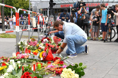 Un hombre deposita flores junto al lugar del ataque.-AFP