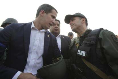 Guaidó, junto a un militar venezolano, en una imagen de archivo.-AP