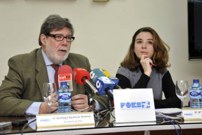 Santiago Aparicio y María Ángeles Fernandez, hoy, en rueda de prensa. / VALENTÍN GUISANDE-