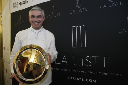 El chef Benoît Violier, el pasado diciembre, con el premio al mejor restaurante del mundo concedido por 'La Liste'.-AP / MICHEL EULER