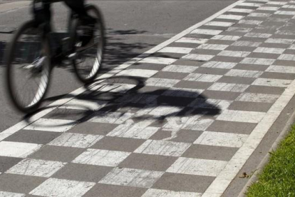 Un ciclista pasa por un carril bici.-ALBERT BERTRAN