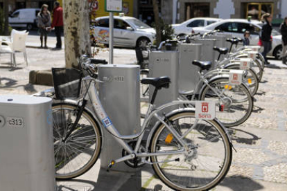 Las bicicletas del servicio municipal ya lucían ayer en las cinco bases repartidas por la capital. / Ú.S.-